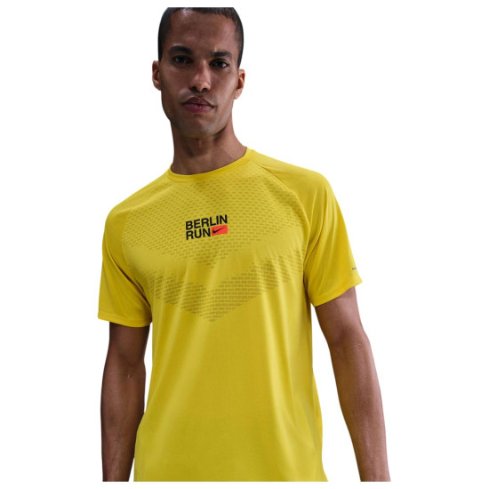 Nike Ανδρική κοντομάνικη μπλούζα City Berlin Marathon Stride Dri-Fit Tee Nike Ανδρική κοντομάνικη μπλούζα City Berlin Marathon Stride Dri-Fit Tee